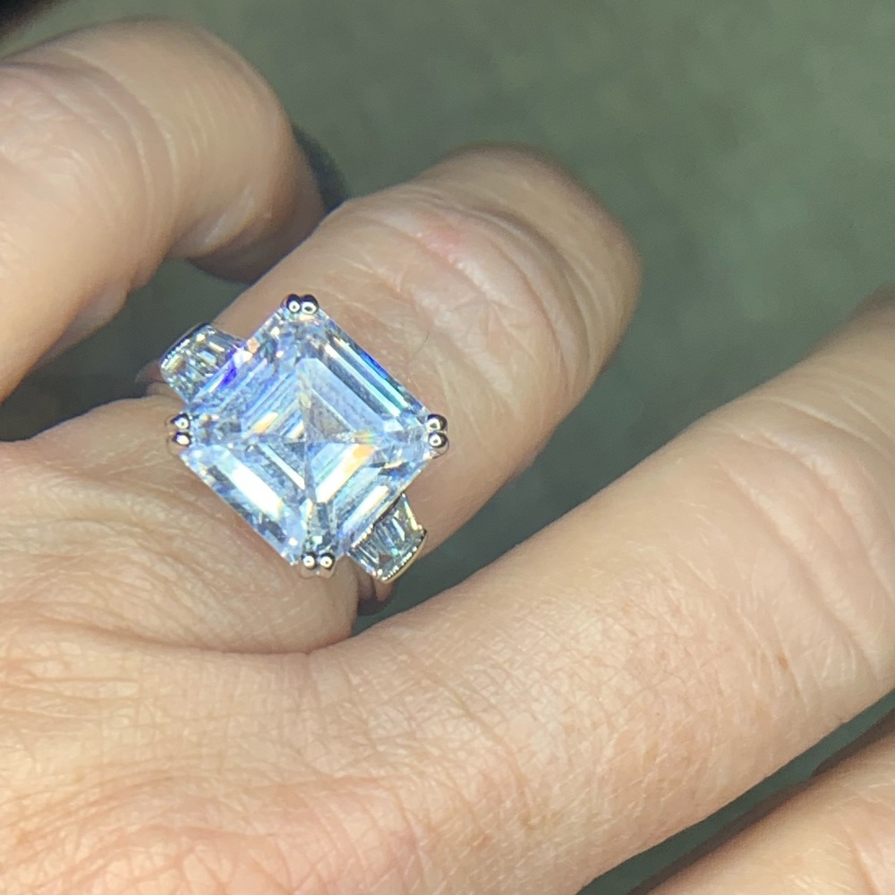 Beautiful Bradford Exchange Ring - Picture 3 of 7